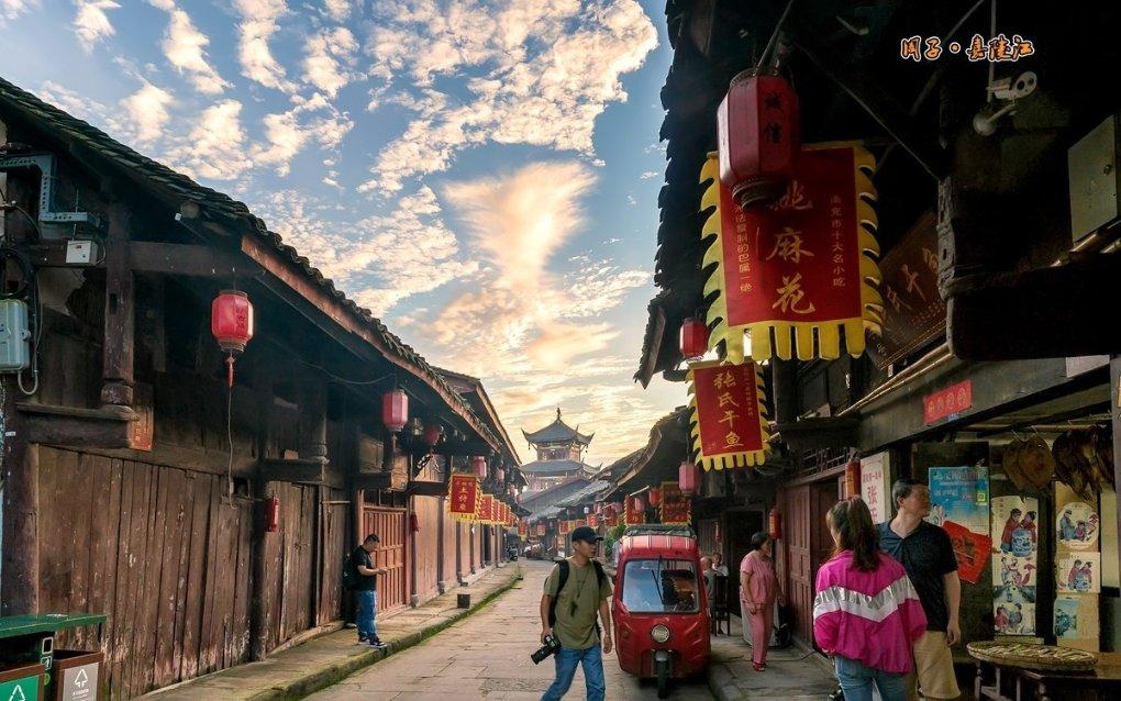 自己女朋友跟她，一个男性朋友借车正常吗？游戏画面